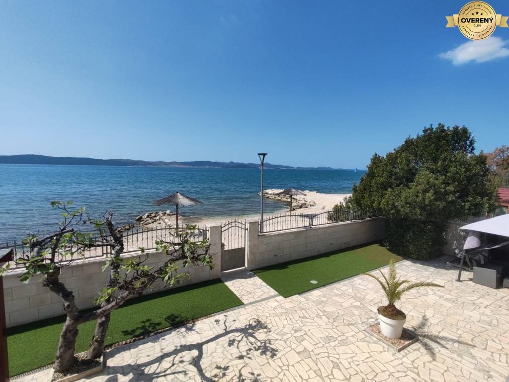 KROATIEN - FAMILIENHAUS IN DER ERSTEN REIHE VOM MEER - BIBINJE