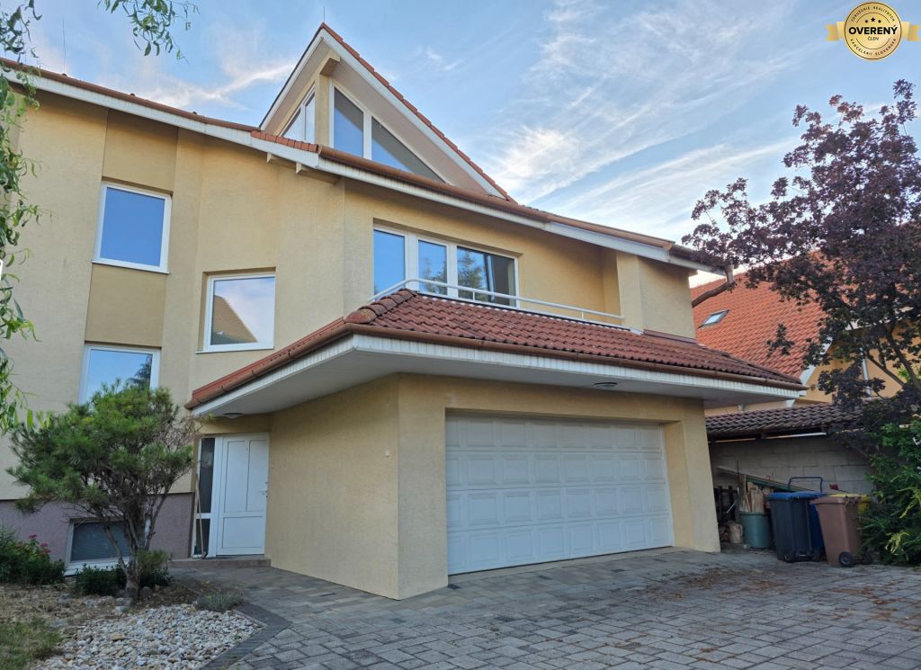 ZU VERKAUFEN – Architektonisch ungewöhnliches Familienhaus – Nitra