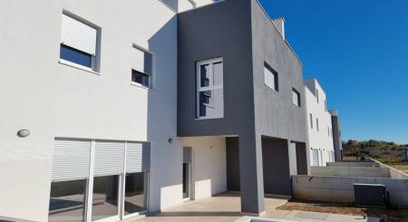 KROATIEN - 4 Zimmer Reihenhäuser mit Pool - PRIVLAKA, Zadar