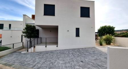 KROATIEN - Modernes Doppelhaus / rechte Seite - VODICE