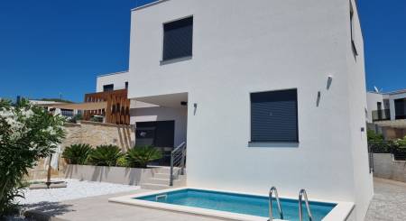 KROATIEN - Modernes Doppelhaus / lefte Seite - VODICE