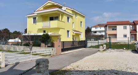 KROATIEN – Mehrfamilienhaus mit drei Wohnungen – VRSI, Zadar