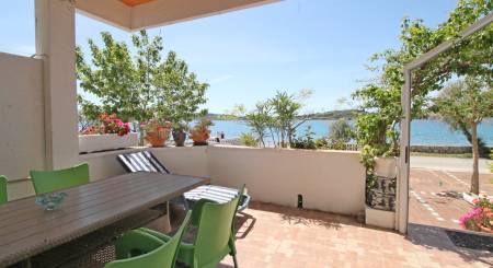 KROATIEN - Haus mit 6 Wohnungen, 1. Reihe vom Meer entfernt - VODICE