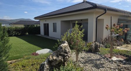 ZU VERKAUFEN - Einfamilienhaus mit schönem Garten - RED OAK, Lužianky